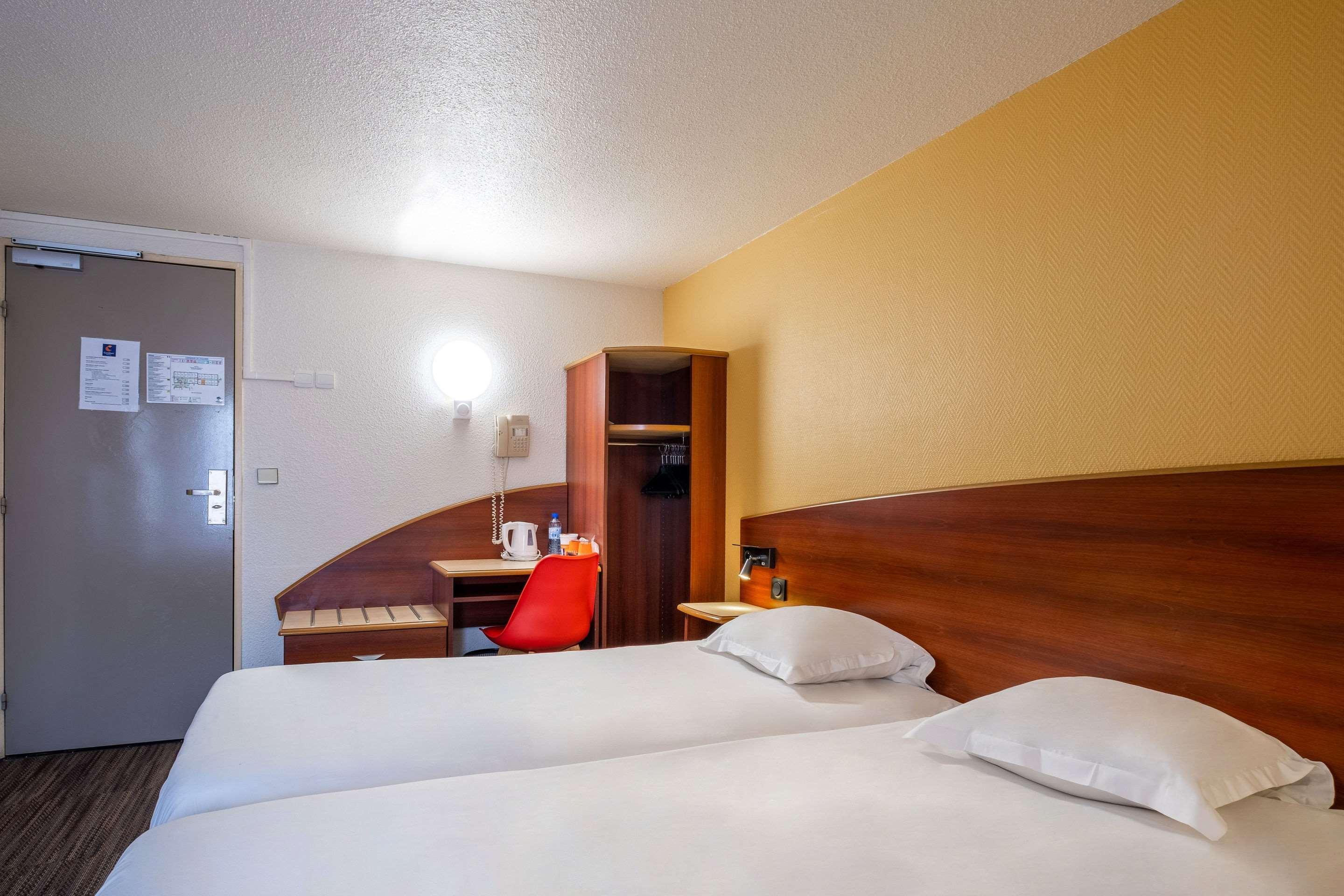 Comfort Hotel Etampes Exterior photo