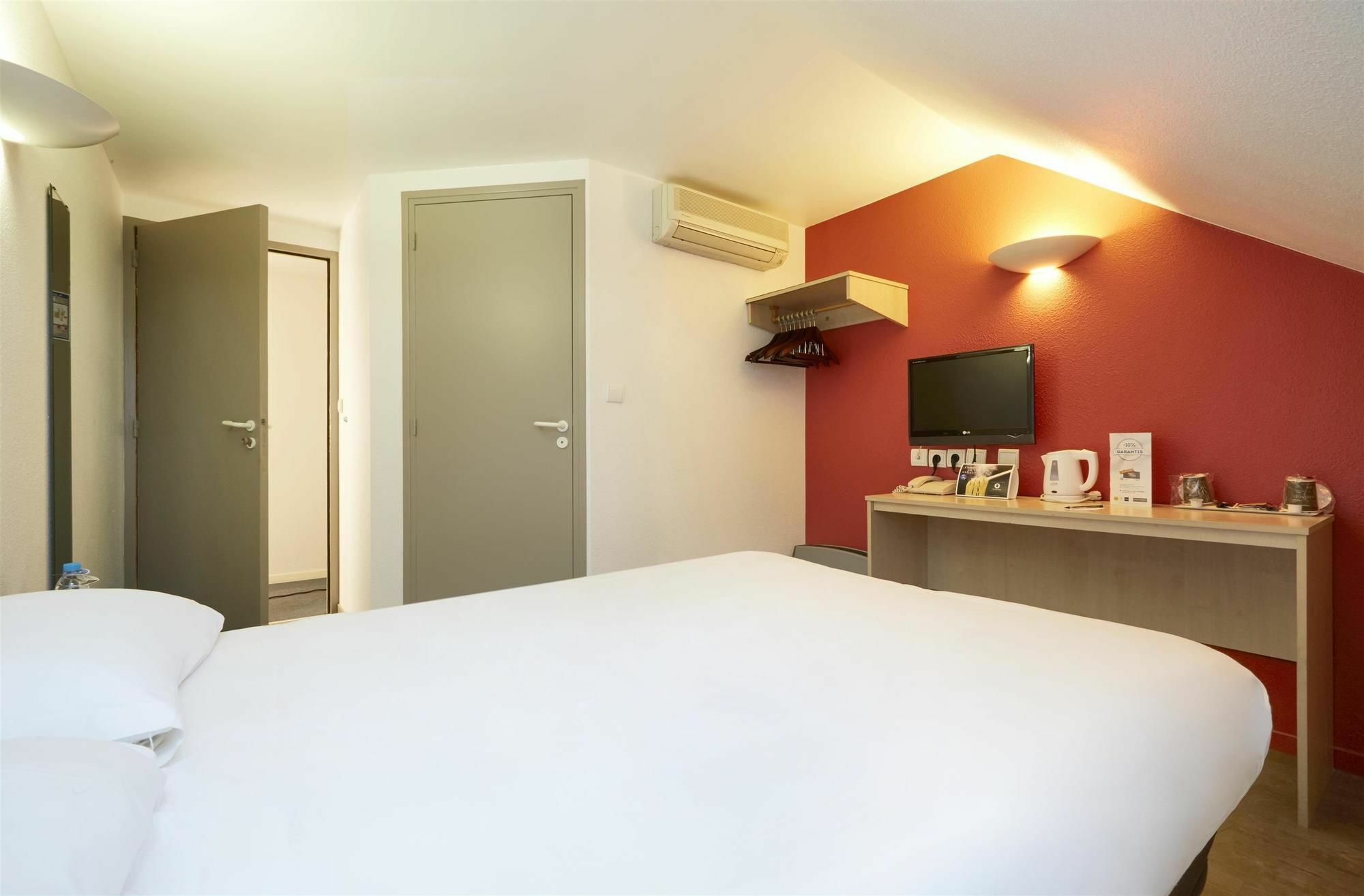 Comfort Hotel Etampes Exterior photo
